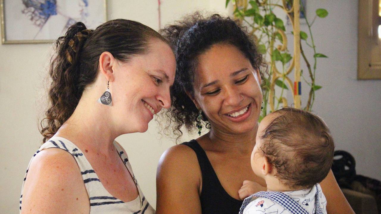 Die lesbischen Mütter Hope Bastian und Dachelys Valdés spielen mit ihrem Sohn Paulo in ihrer Wohnung in der kubanischen Hauptstadt Havanna.