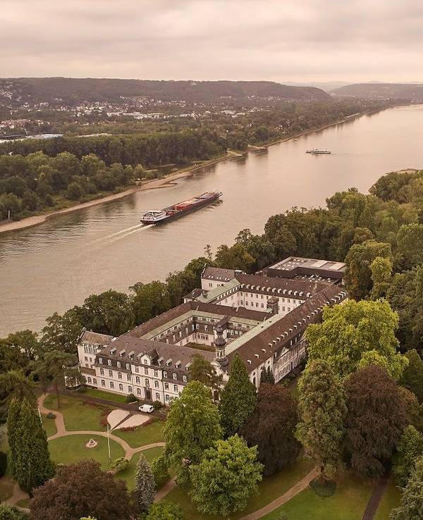 Laufaufnahme des Gymnasiums Nonnenwerth auf einer Rheininsel.