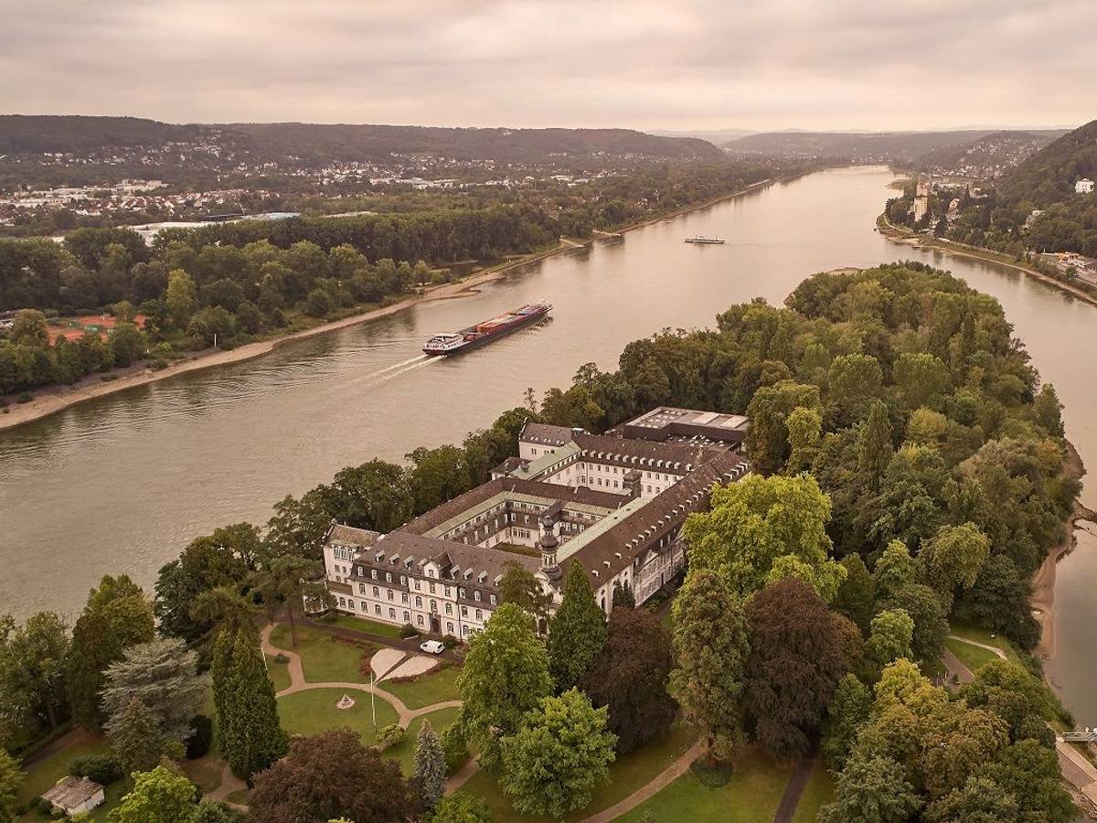 Laufaufnahme des Gymnasiums Nonnenwerth auf einer Rheininsel.