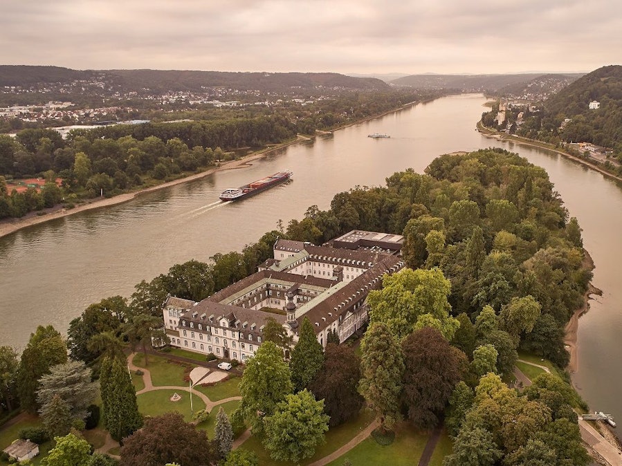 Laufaufnahme des Gymnasiums Nonnenwerth auf einer Rheininsel.