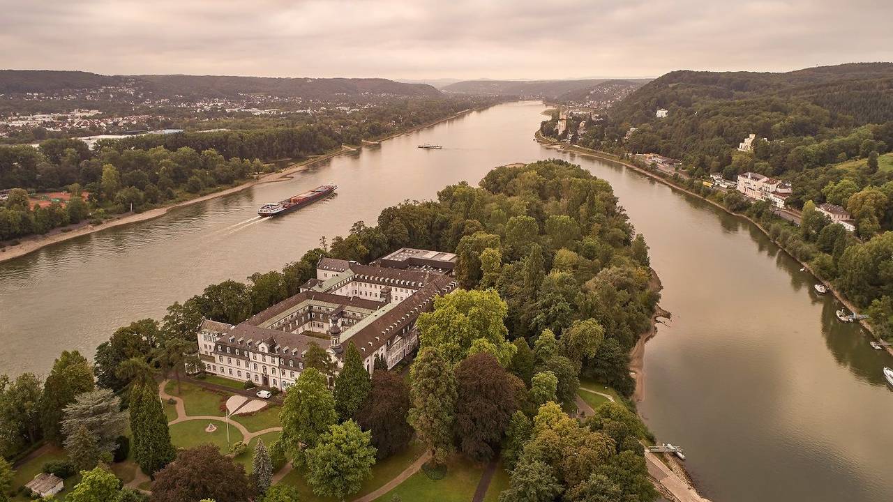 Laufaufnahme des Gymnasiums Nonnenwerth auf einer Rheininsel.