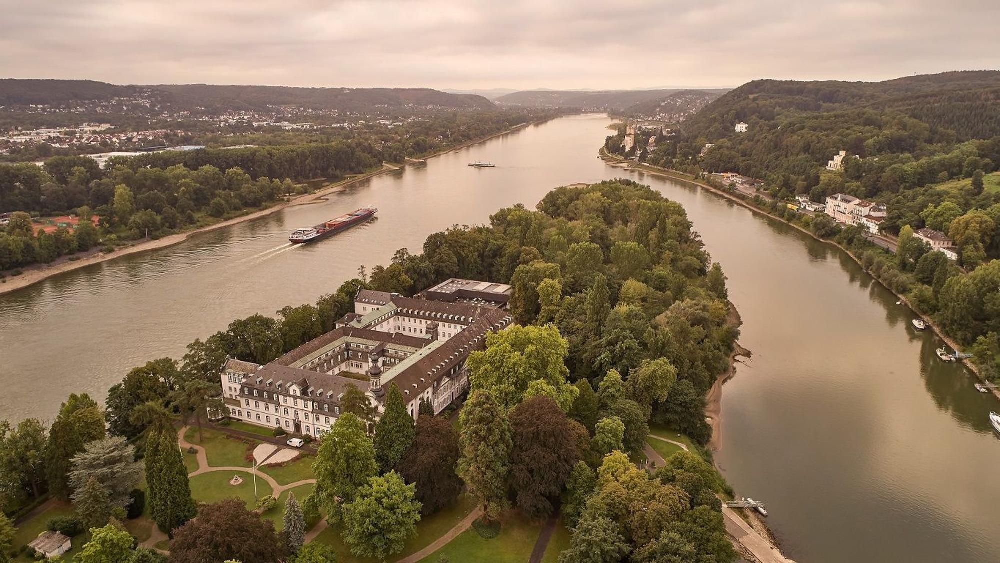 Laufaufnahme des Gymnasiums Nonnenwerth auf einer Rheininsel.