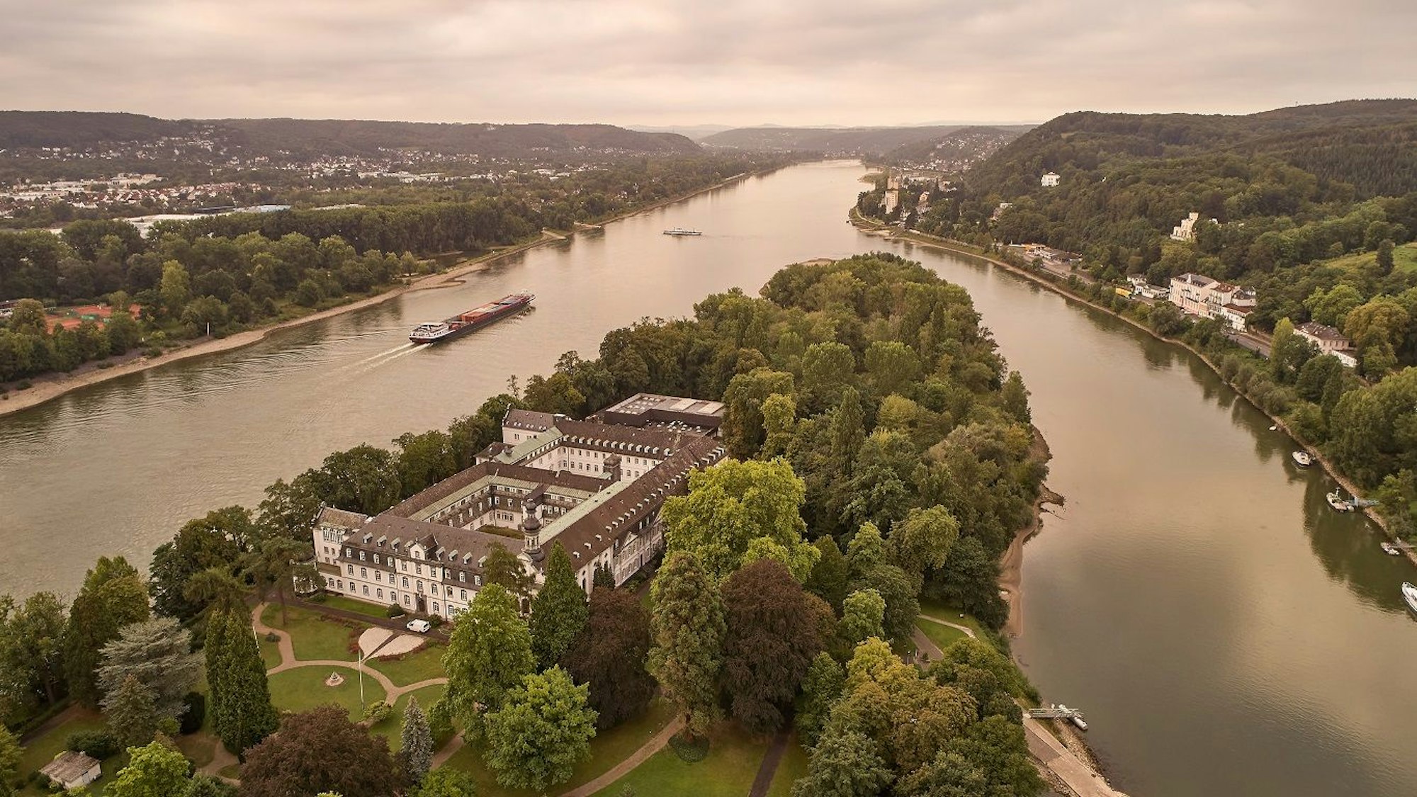 Laufaufnahme des Gymnasiums Nonnenwerth auf einer Rheininsel.