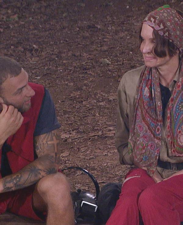 Anoushka entsetzt Filip mit ihrer Fake-Theorie bei der Nachtwache im Dschungelcamp. Der Ex-„Bachelorette“-Kandidat muss sich sofort verteidigen.