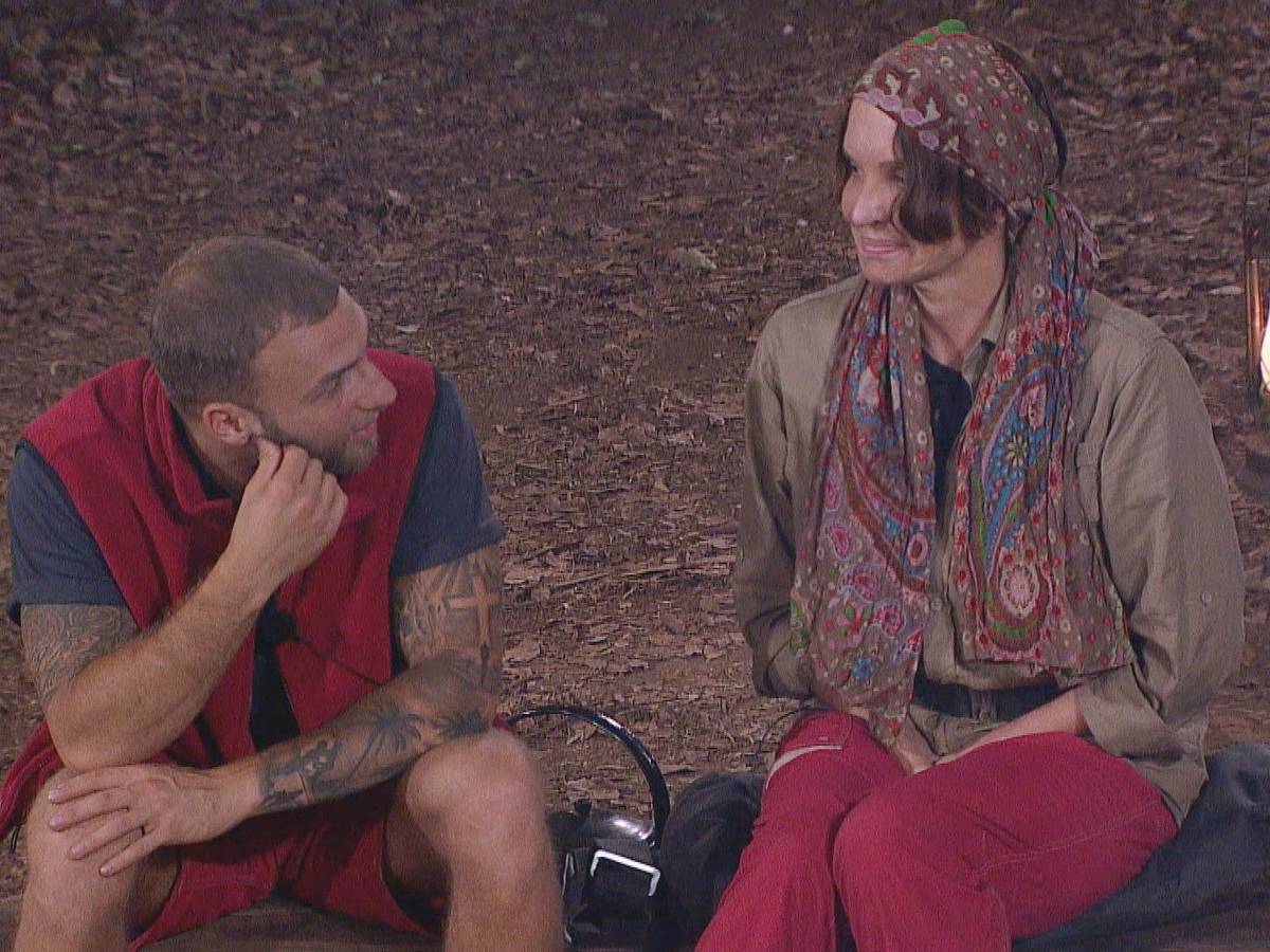 Anoushka entsetzt Filip mit ihrer Fake-Theorie bei der Nachtwache im Dschungelcamp. Der Ex-„Bachelorette“-Kandidat muss sich sofort verteidigen.