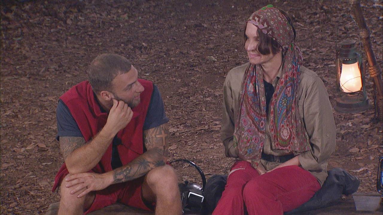 Anoushka entsetzt Filip mit ihrer Fake-Theorie bei der Nachtwache im Dschungelcamp. Der Ex-„Bachelorette“-Kandidat muss sich sofort verteidigen.