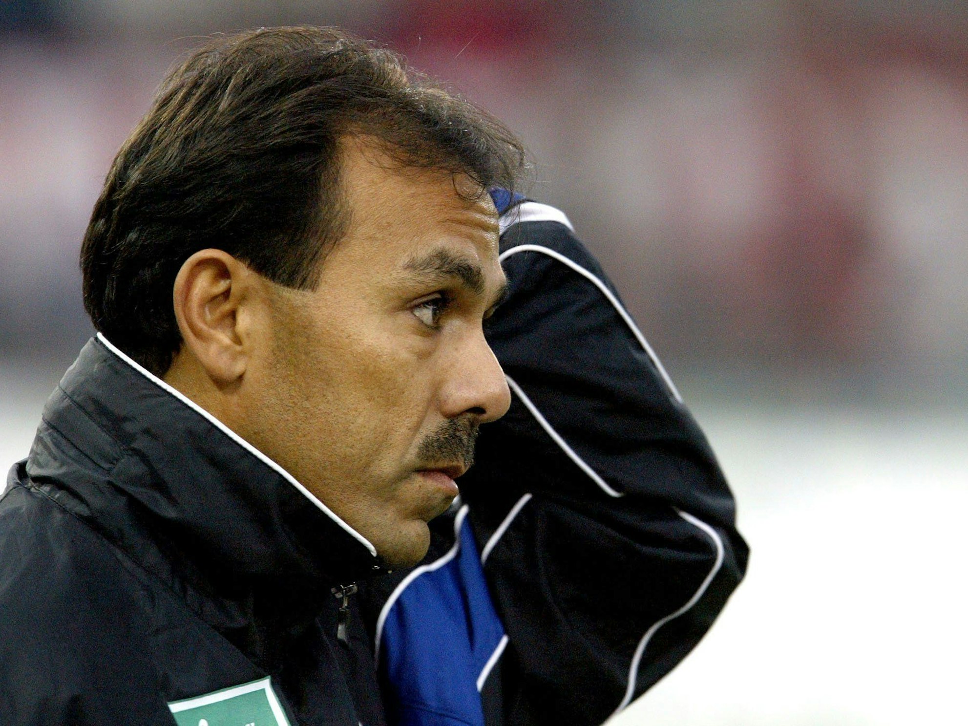 Jos Luhukay kratzt sich nach einem Spiel des 1. FC Köln am Kopf.