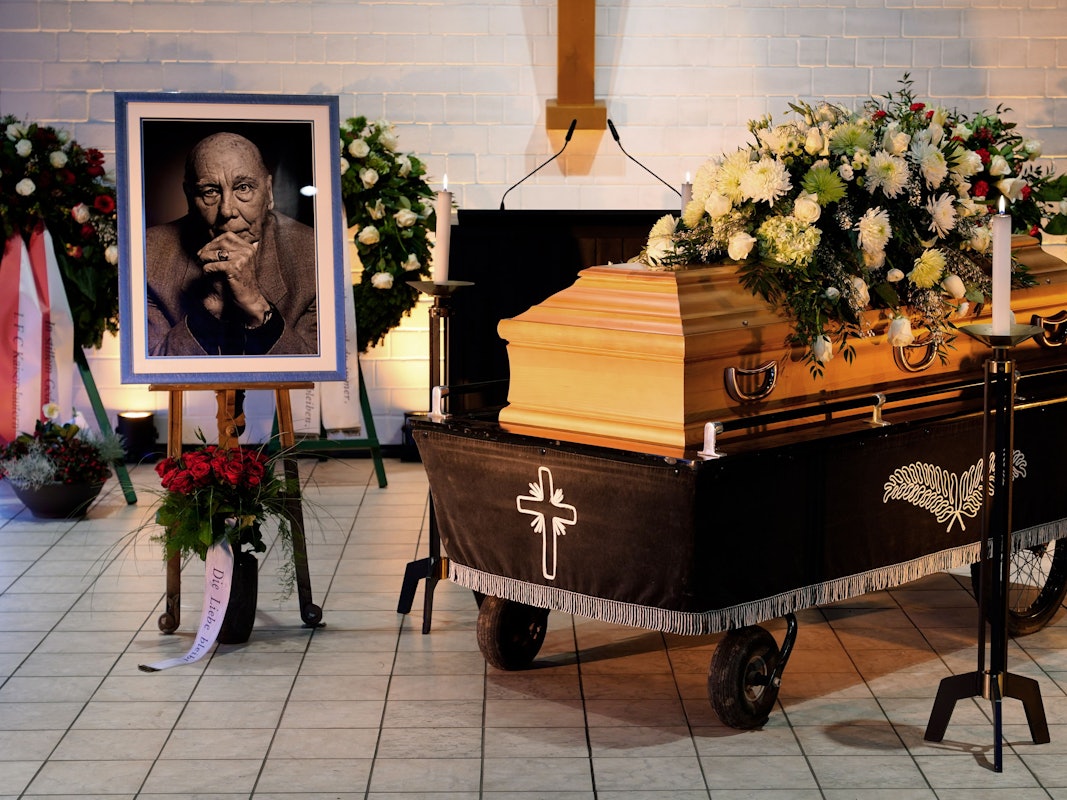 Der Sarg von Horst Eckel steht in der Leichenhalle auf dem Friedhof.