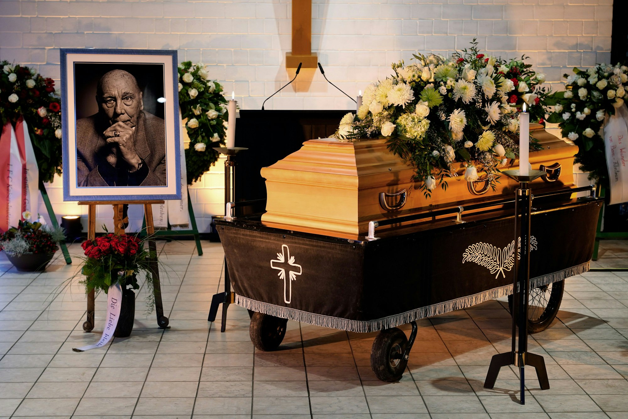 Der Sarg von Horst Eckel steht in der Leichenhalle auf dem Friedhof.