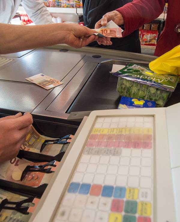 Wann Kassierer und Kassiererinnen die Bargeld-Zahlung ablehnen dürfen (Symbolfoto 16. Januar 2015).