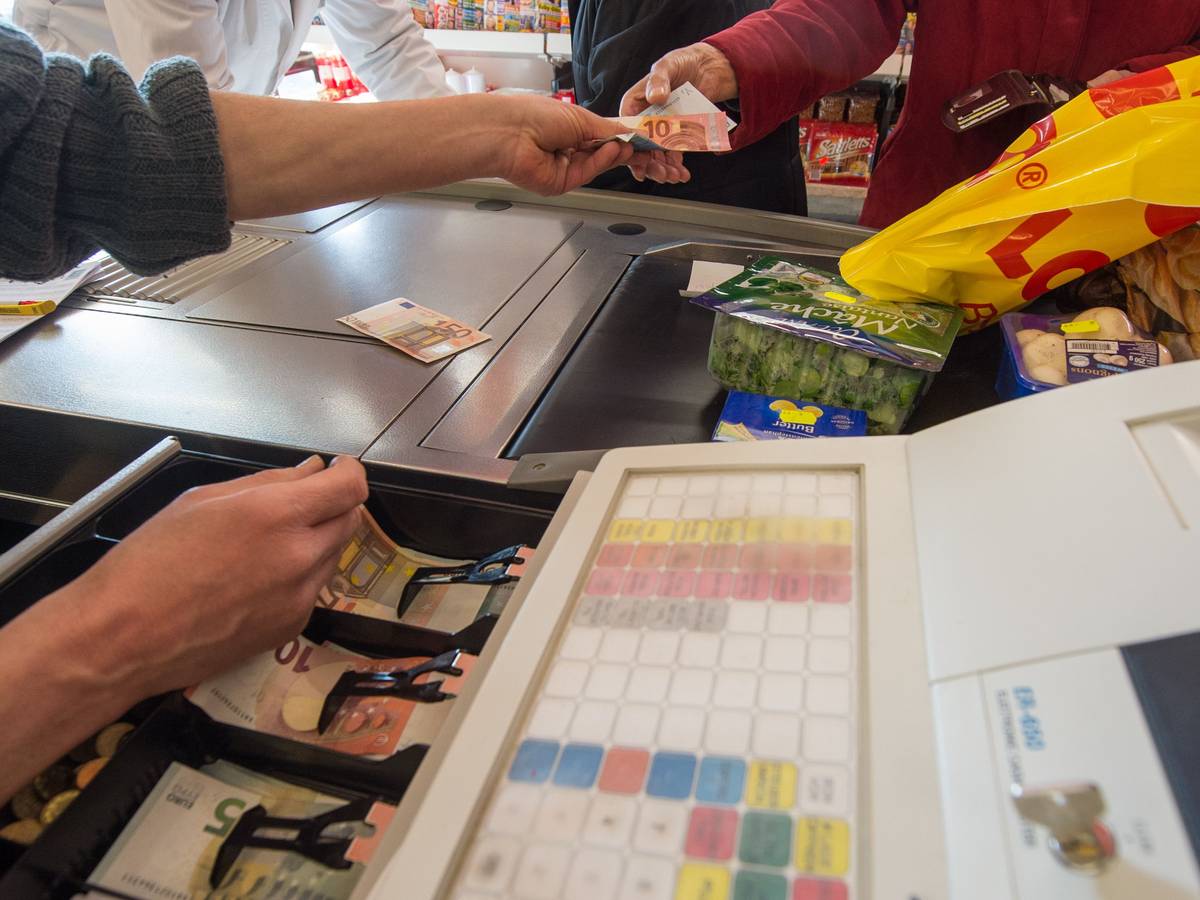 Wann Kassierer und Kassiererinnen die Bargeld-Zahlung ablehnen dürfen (Symbolfoto 16. Januar 2015).