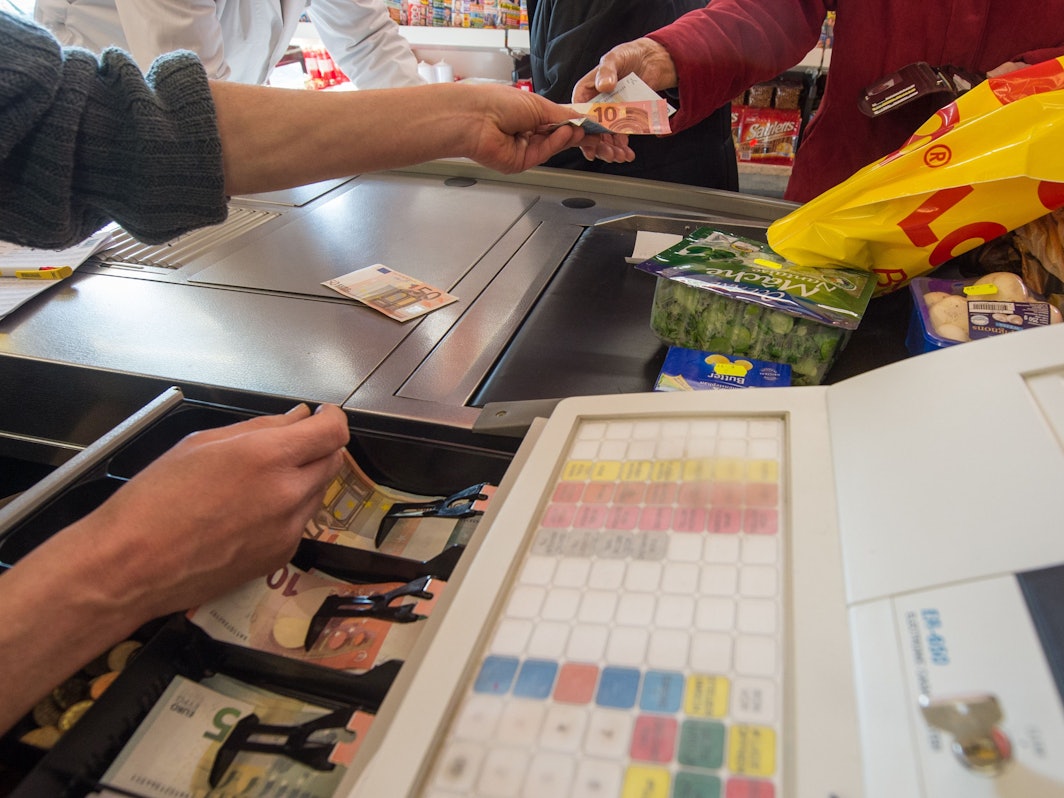 Wann Kassierer und Kassiererinnen die Bargeld-Zahlung ablehnen dürfen (Symbolfoto 16. Januar 2015).
