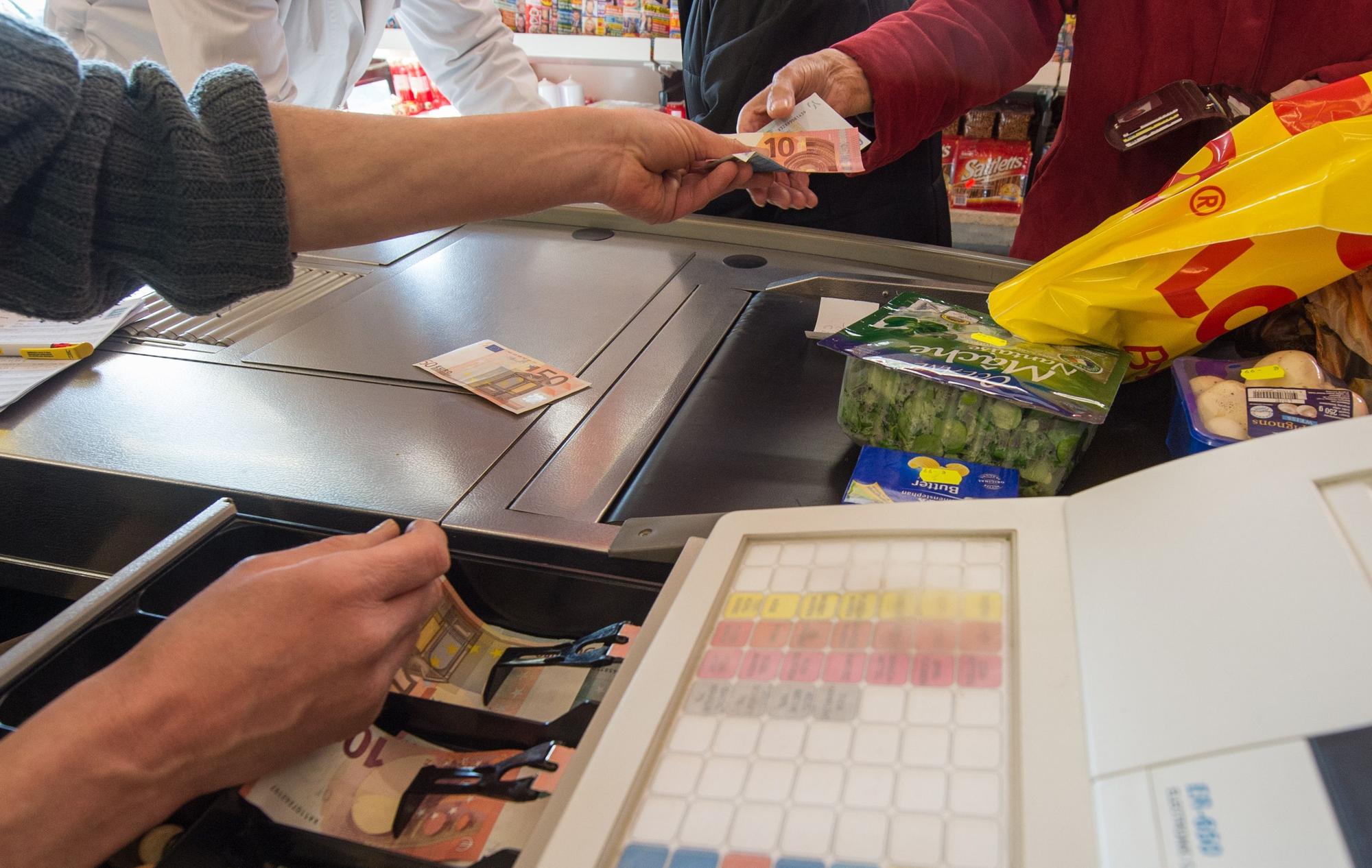 Wann Kassierer und Kassiererinnen die Bargeld-Zahlung ablehnen dürfen (Symbolfoto 16. Januar 2015).