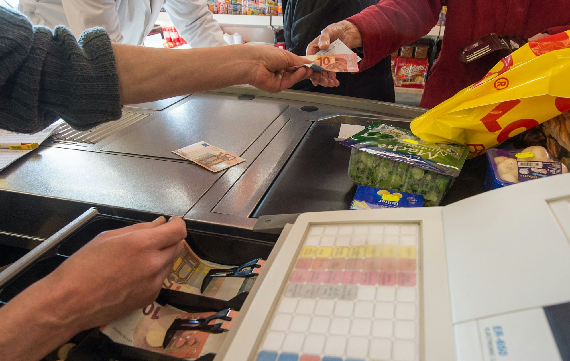 Wann Kassierer und Kassiererinnen die Bargeld-Zahlung ablehnen dürfen (Symbolfoto 16. Januar 2015).