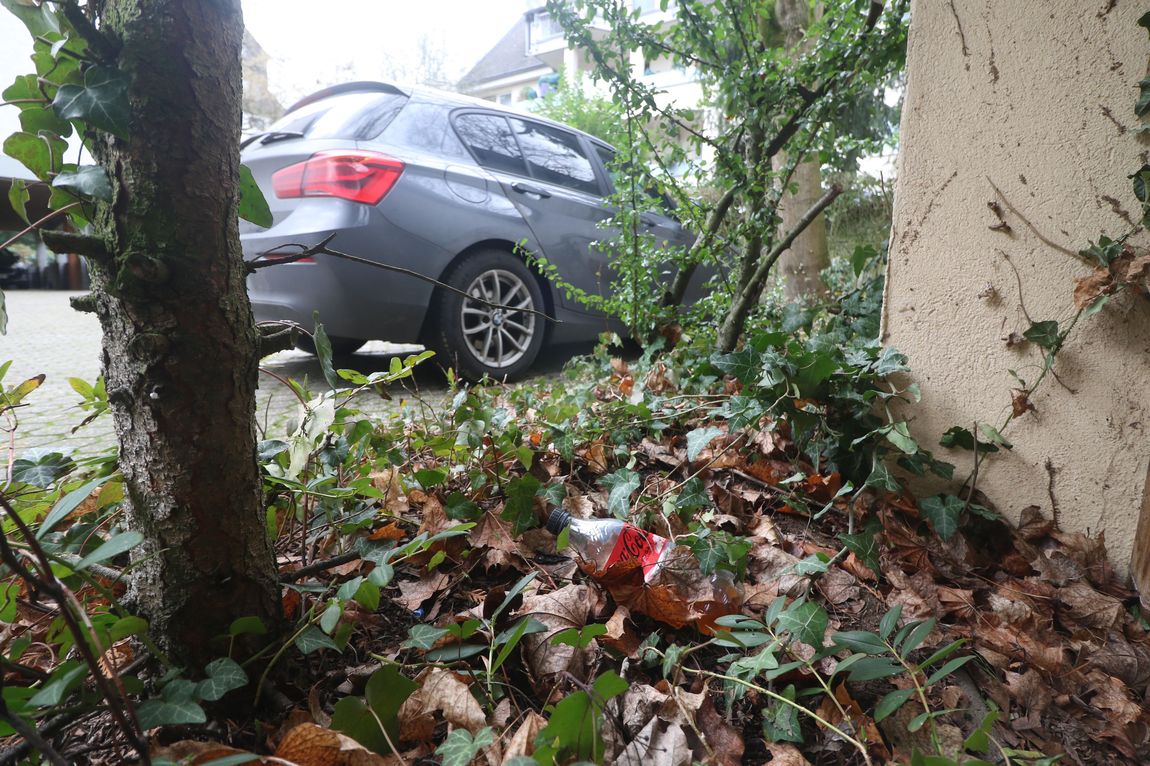 Ein Auto steht auf einem Parkplatz.