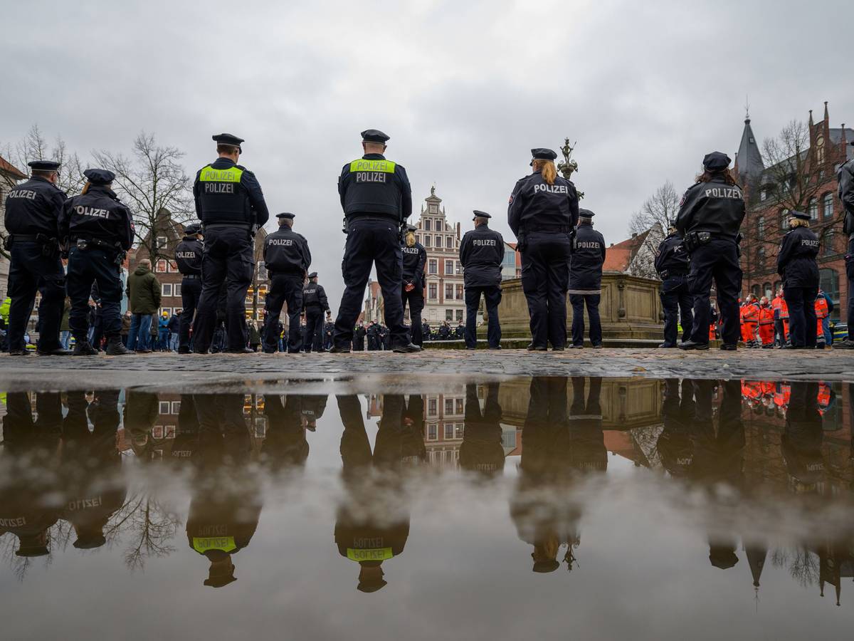 Polizisten stehen auf dem Marktplatz zusammen, um eine Schweigeminute für die in Rheinland-Pfalz getöteten Polizisten abzuhalten. Der 29 Jahre alte Oberkommissar und seine 24 Jahre alte Kollegin, eine Polizeianwärterin, waren am frühen Montagmorgen nur wenige Kilometer von Kusel entfernt bei einer Verkehrskontrolle erschossen worden. +++ dpa-Bildfunk +++