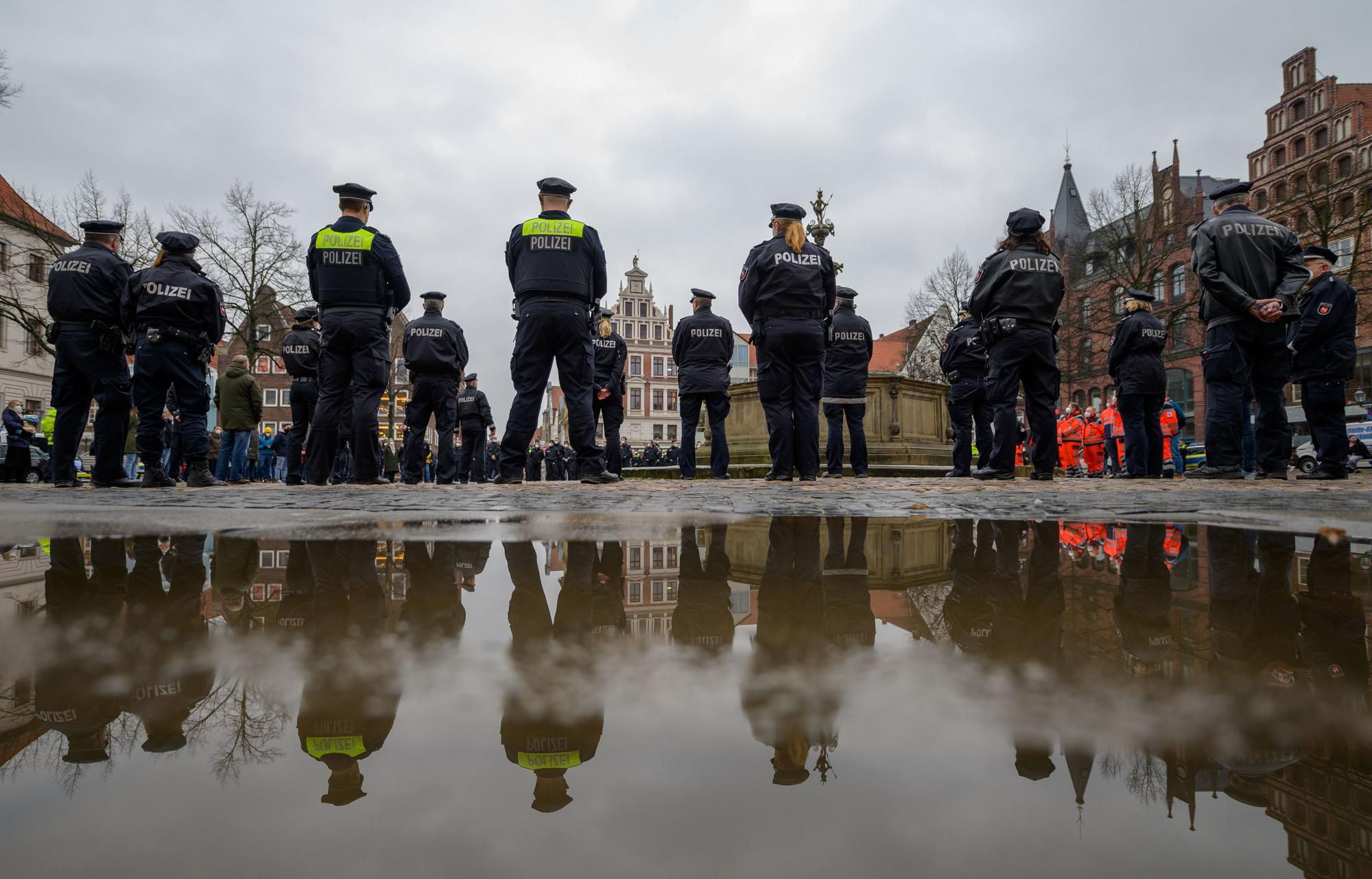 Polizisten stehen auf dem Marktplatz zusammen, um eine Schweigeminute für die in Rheinland-Pfalz getöteten Polizisten abzuhalten. Der 29 Jahre alte Oberkommissar und seine 24 Jahre alte Kollegin, eine Polizeianwärterin, waren am frühen Montagmorgen nur wenige Kilometer von Kusel entfernt bei einer Verkehrskontrolle erschossen worden. +++ dpa-Bildfunk +++