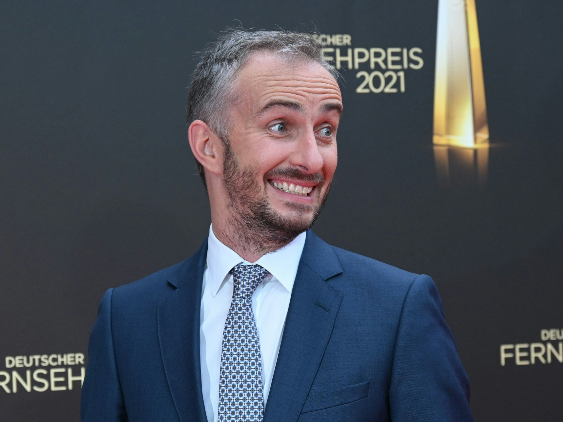 Satiriker Jan Böhmermann grinst.
