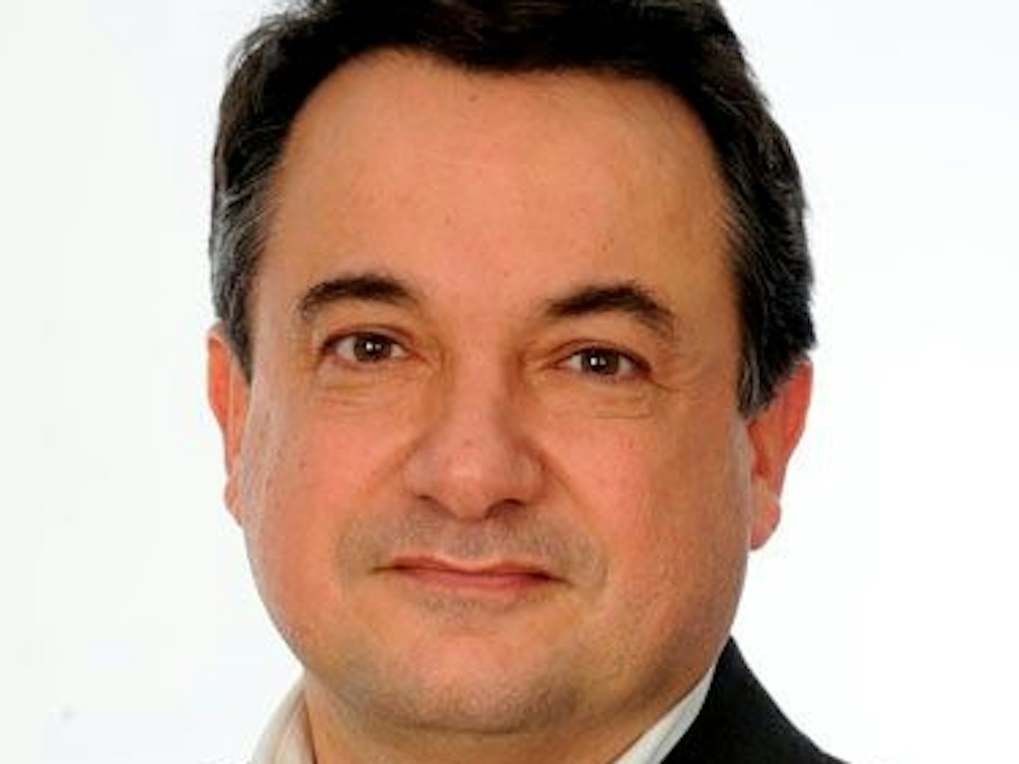 Peter Soliman blickt ernst in die Kamera.