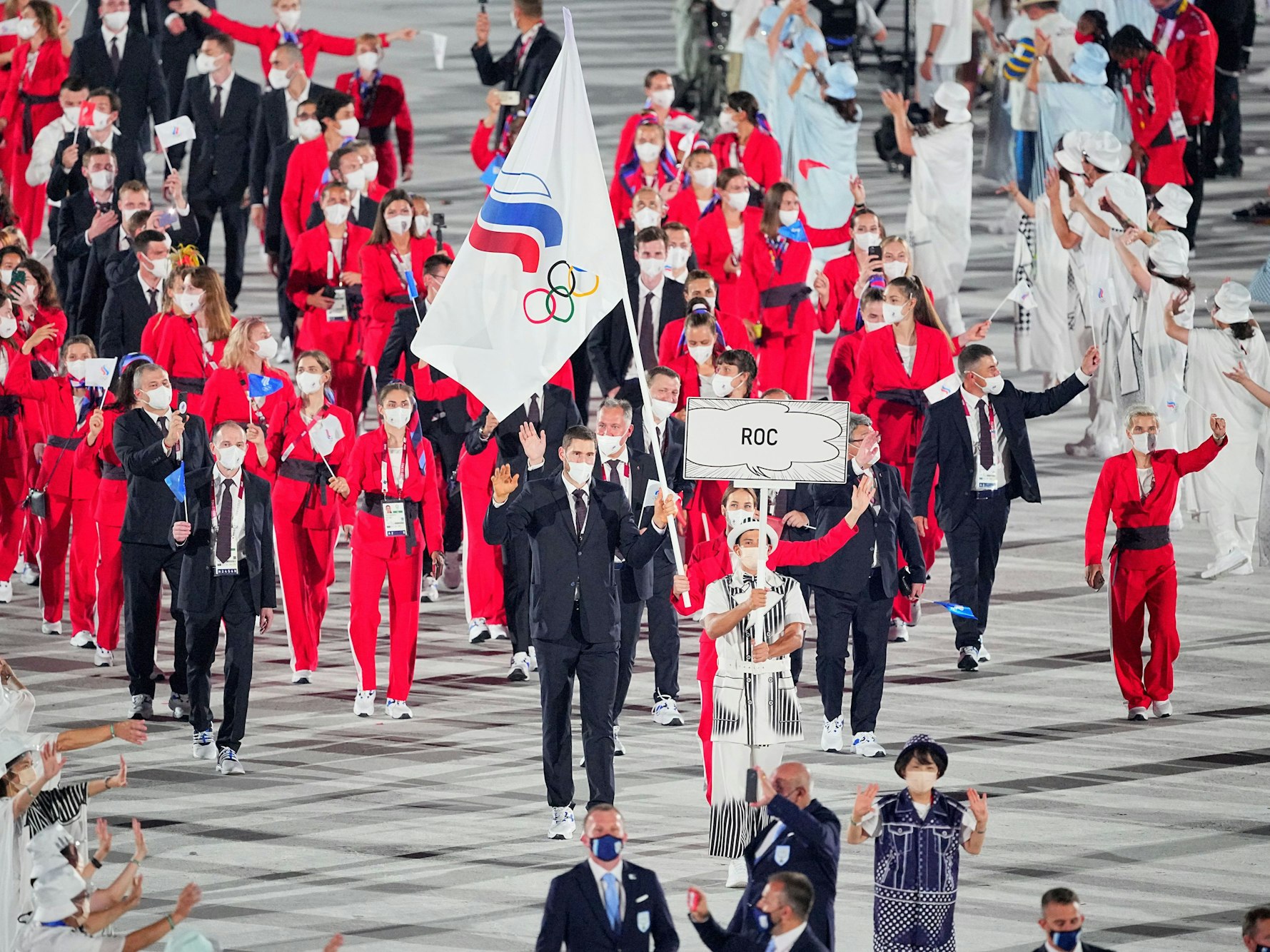 Olympia-Eröffnungsfeier im Olympiastadion. Die Mannschaft des Russischen Olympischen Komitees (ROC) mit den Fahnenträgern Fechterin Sofia Welikaja und Volleyballspieler Maxim Michailow kommt ins Stadion. Foto aus Tokio vom 23. Juli 2021.