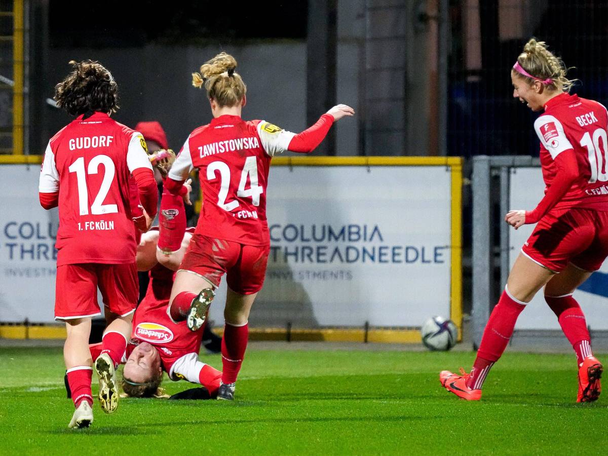 Alicia Gudorf, Torschützin Amber Barrett, Weronika Zawistowska und Sharon Beck bejubeln das 1:1 des 1. FC Köln bei der TSG Hoffenheim.