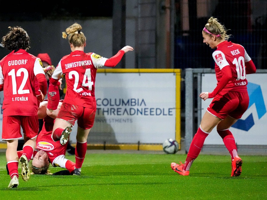 Alicia Gudorf, Torschützin Amber Barrett, Weronika Zawistowska und Sharon Beck bejubeln das 1:1 des 1. FC Köln bei der TSG Hoffenheim.
