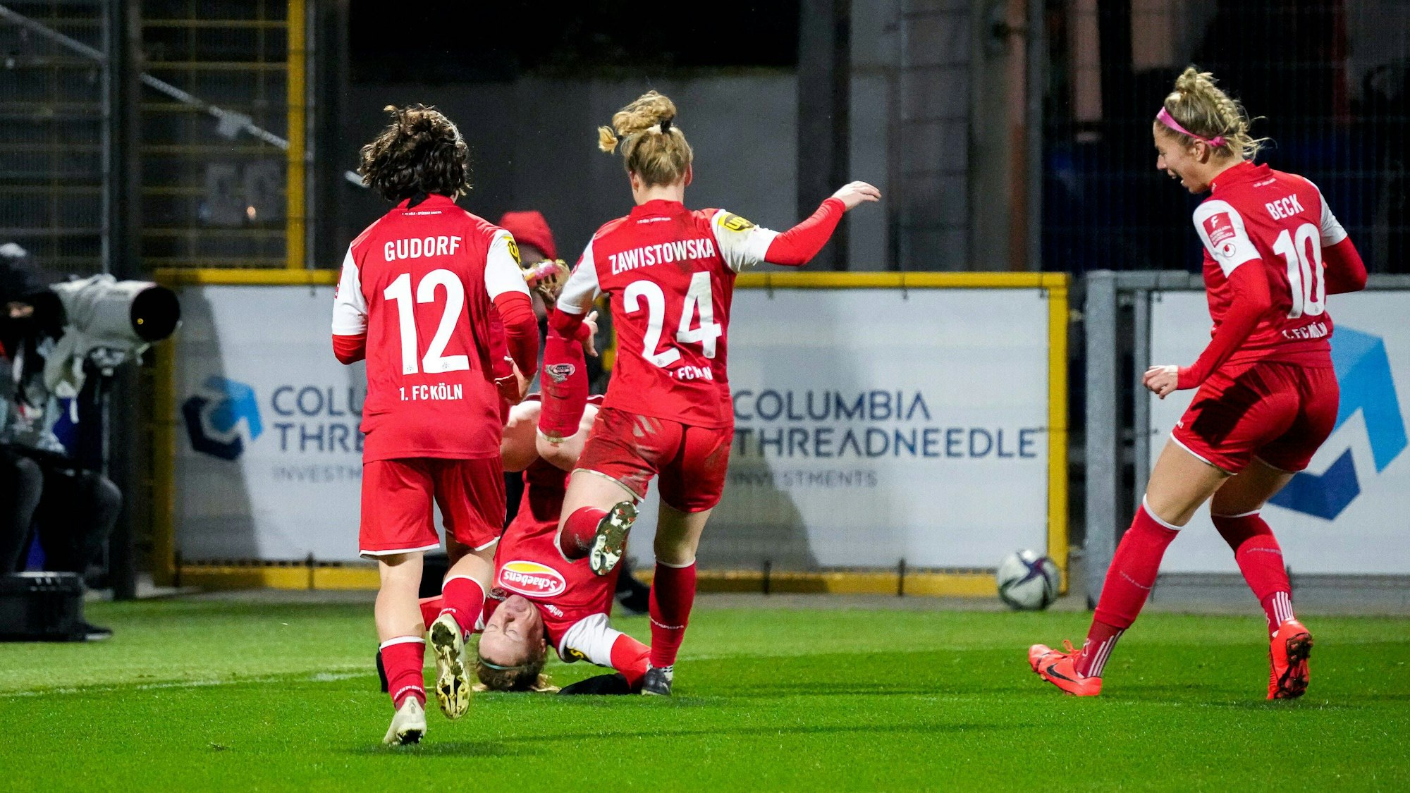 Alicia Gudorf, Torschützin Amber Barrett, Weronika Zawistowska und Sharon Beck bejubeln das 1:1 des 1. FC Köln bei der TSG Hoffenheim.