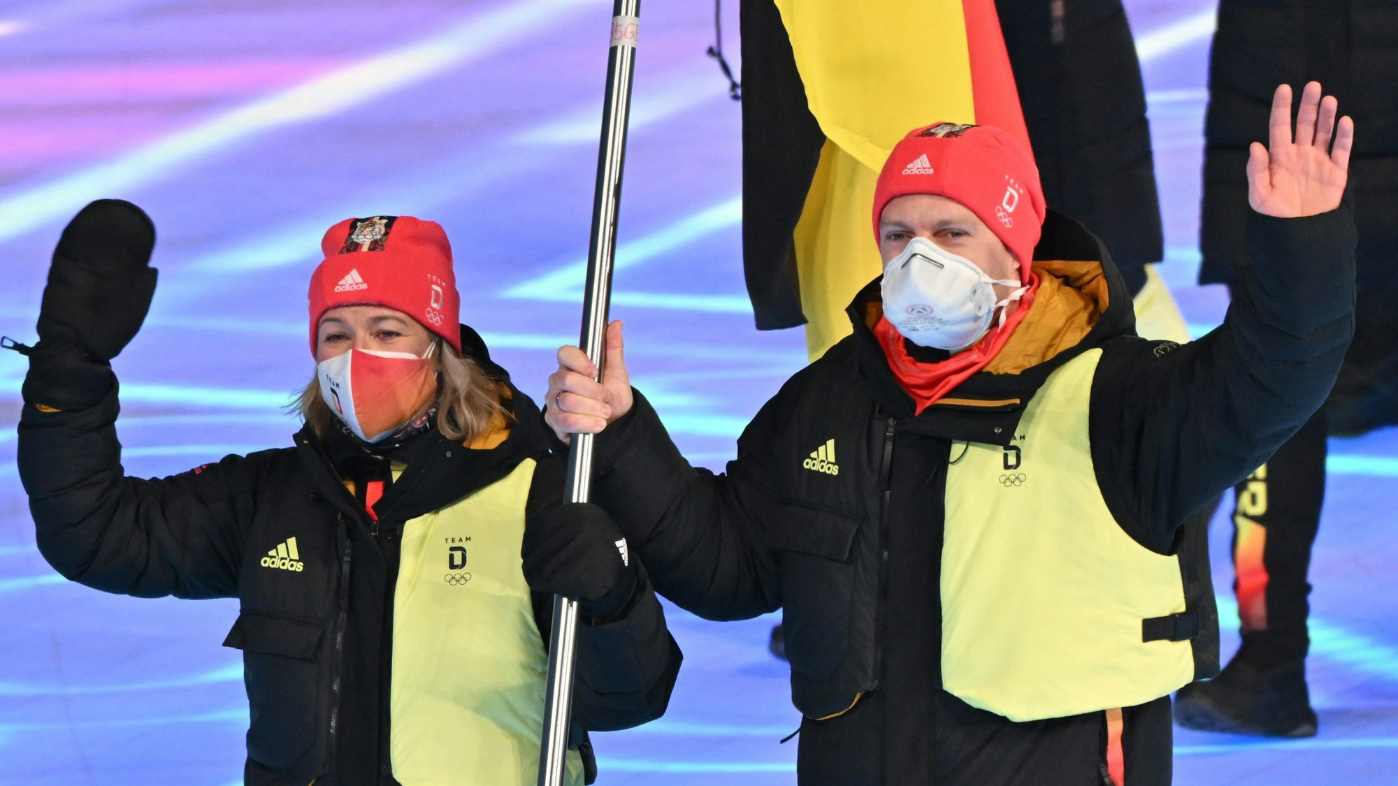 Claudia Pechstein und Francesco Friedrich tragen die deutsche Fahne ins Stadion