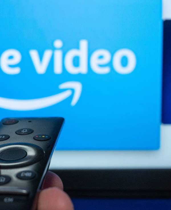 Amazons Aktie steigt – auch, weil Amazon in den USA die Preise für Amazon Prime erhöht. Unser Symbolbild zeigt das Logo des Streaminganbieters auf einem Fernseher.
