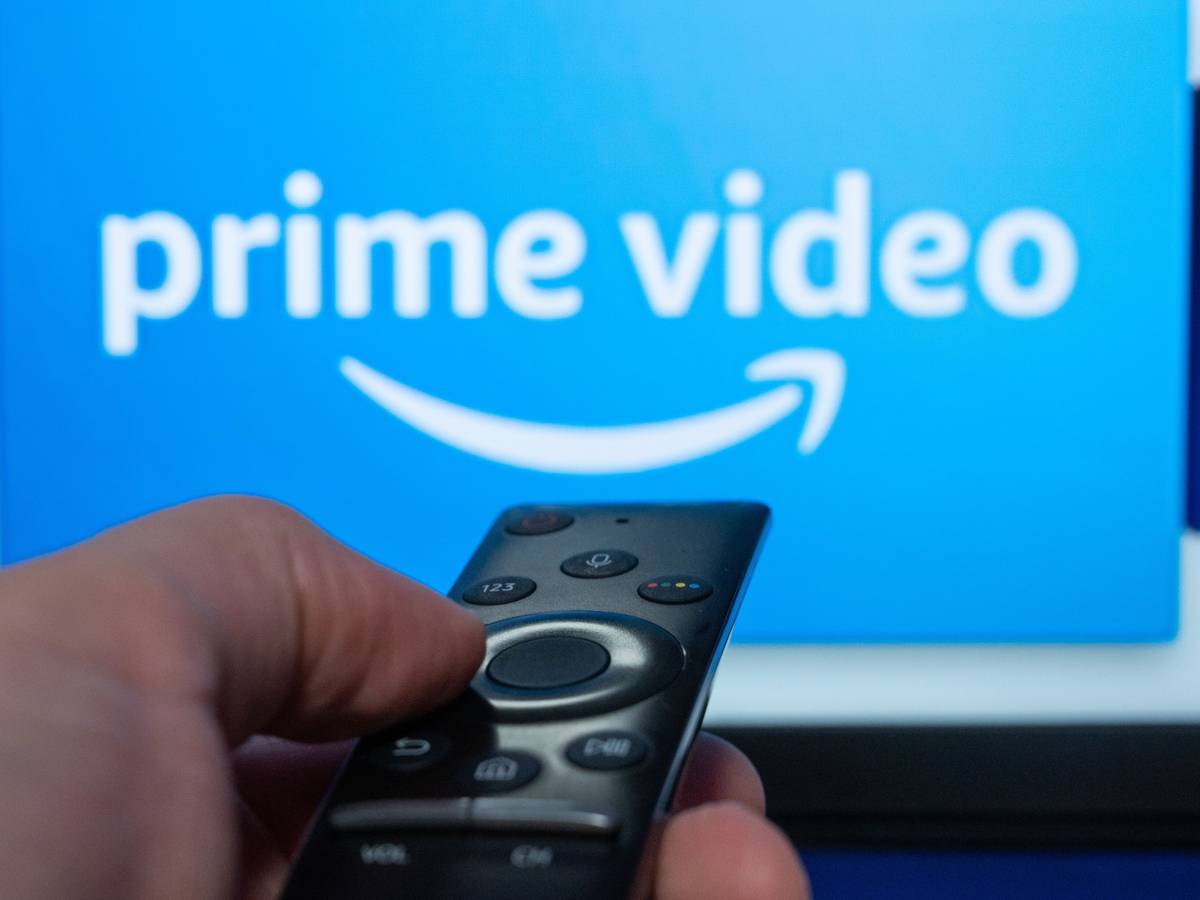 Amazons Aktie steigt – auch, weil Amazon in den USA die Preise für Amazon Prime erhöht. Unser Symbolbild zeigt das Logo des Streaminganbieters auf einem Fernseher.