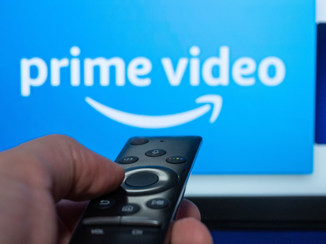 Amazons Aktie steigt – auch, weil Amazon in den USA die Preise für Amazon Prime erhöht. Unser Symbolbild zeigt das Logo des Streaminganbieters auf einem Fernseher.