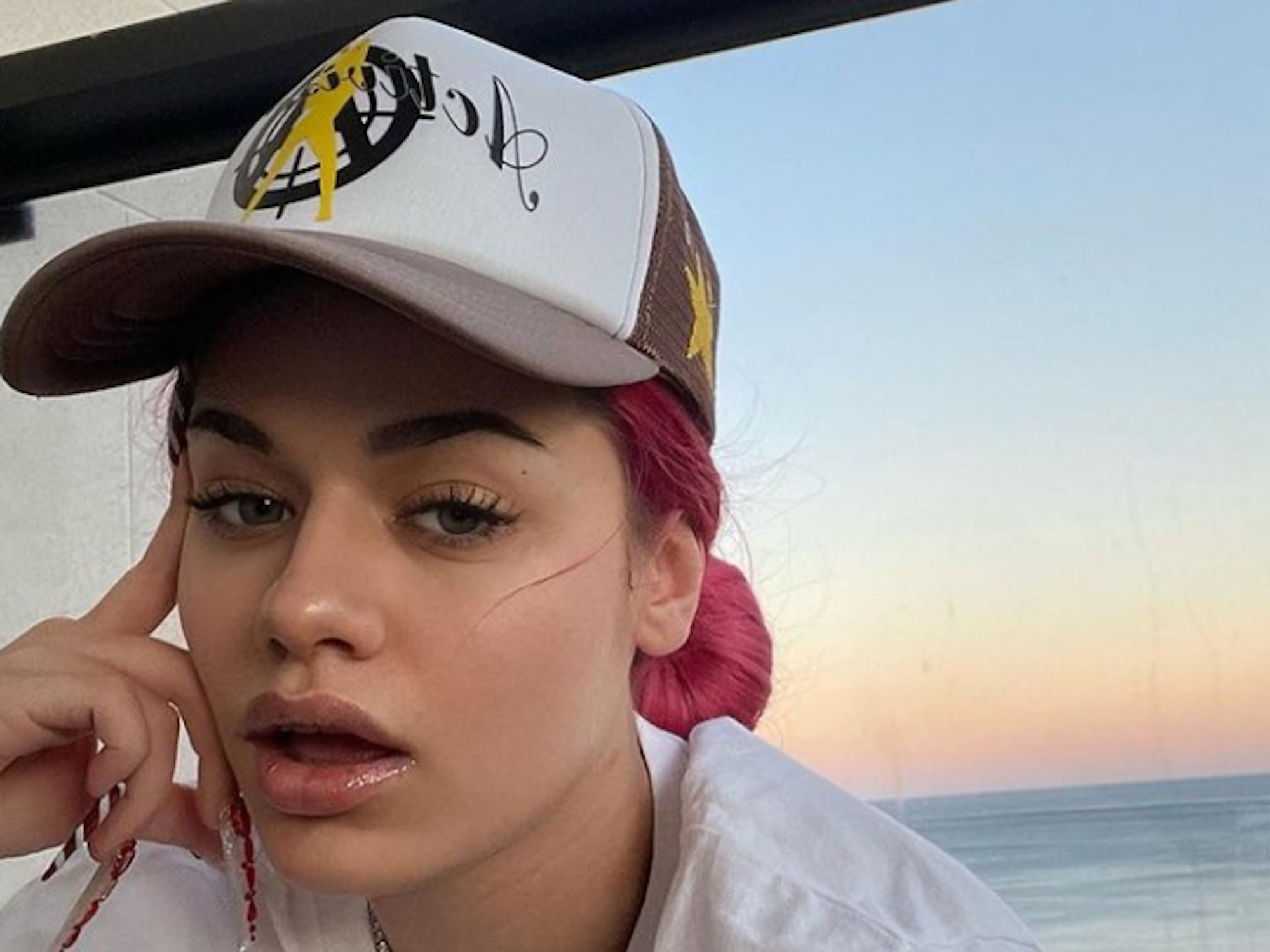 Jordan Napieray trägt eine Kappe auf dem Kopf und öffnet den Mund leich.