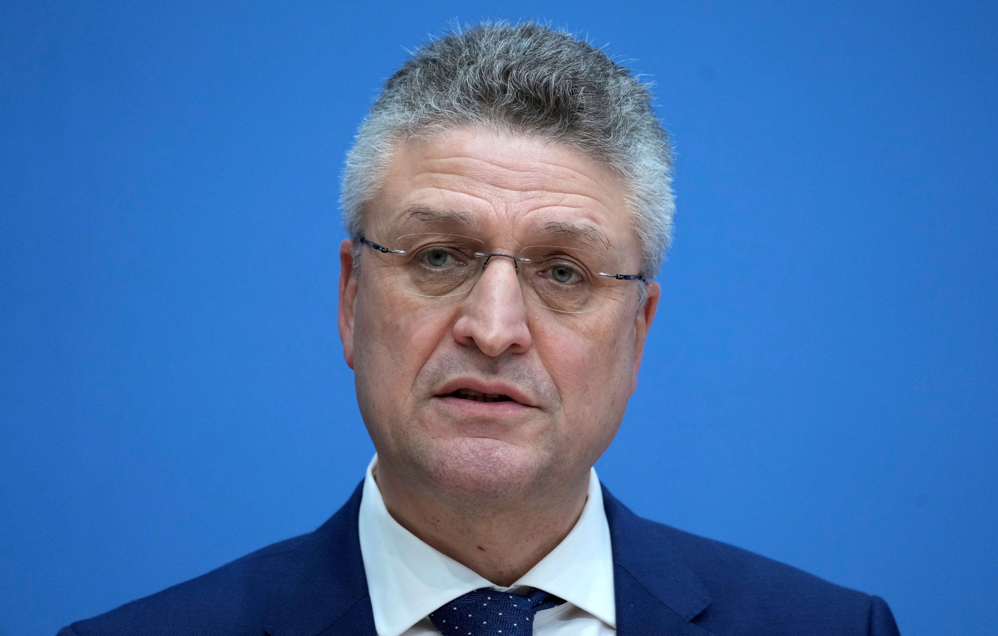 Lothar Wieler gerät aufgrund der Verkürzung des Genesenenstatus in Kritik.