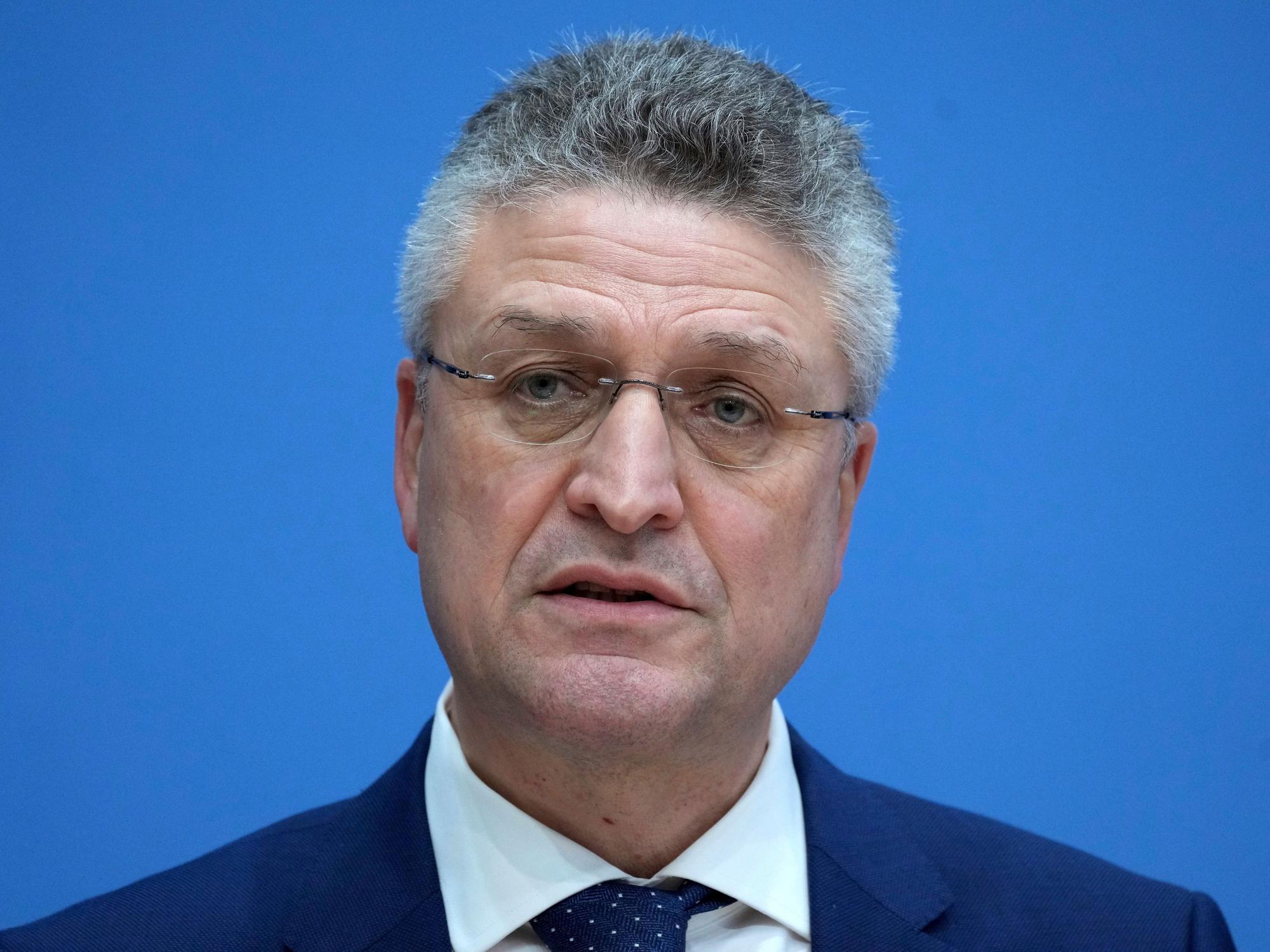 Lothar Wieler gerät aufgrund der Verkürzung des Genesenenstatus in Kritik.