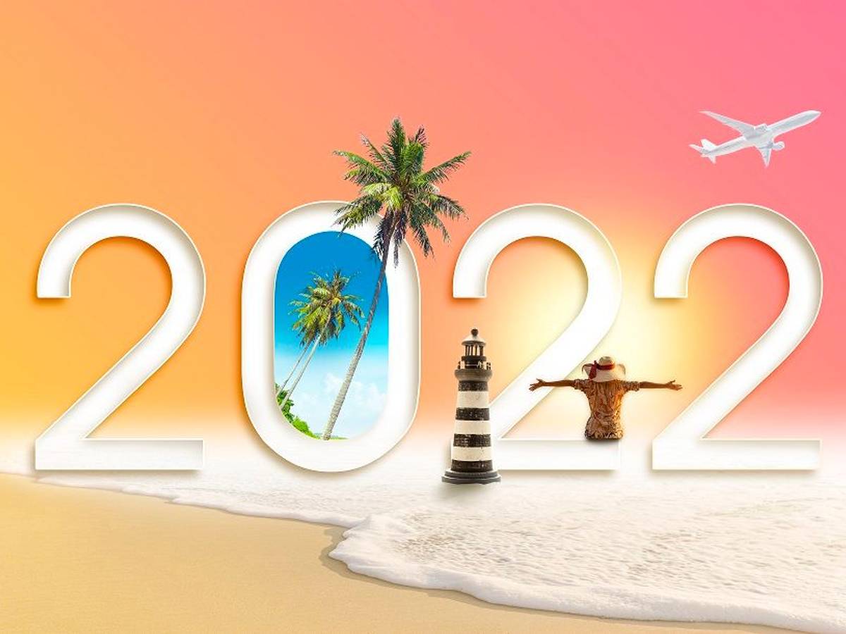 Die Zahl 2022 steht in der Brandung. Aus der Null ragt eine Palme.