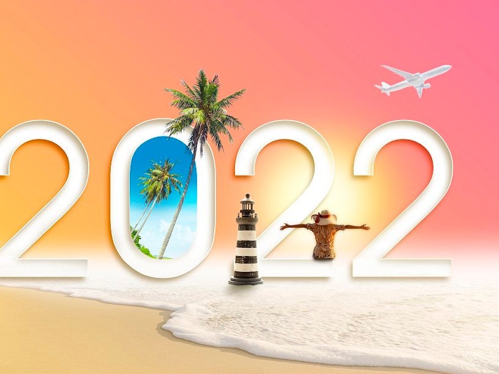 Die Zahl 2022 steht in der Brandung. Aus der Null ragt eine Palme.