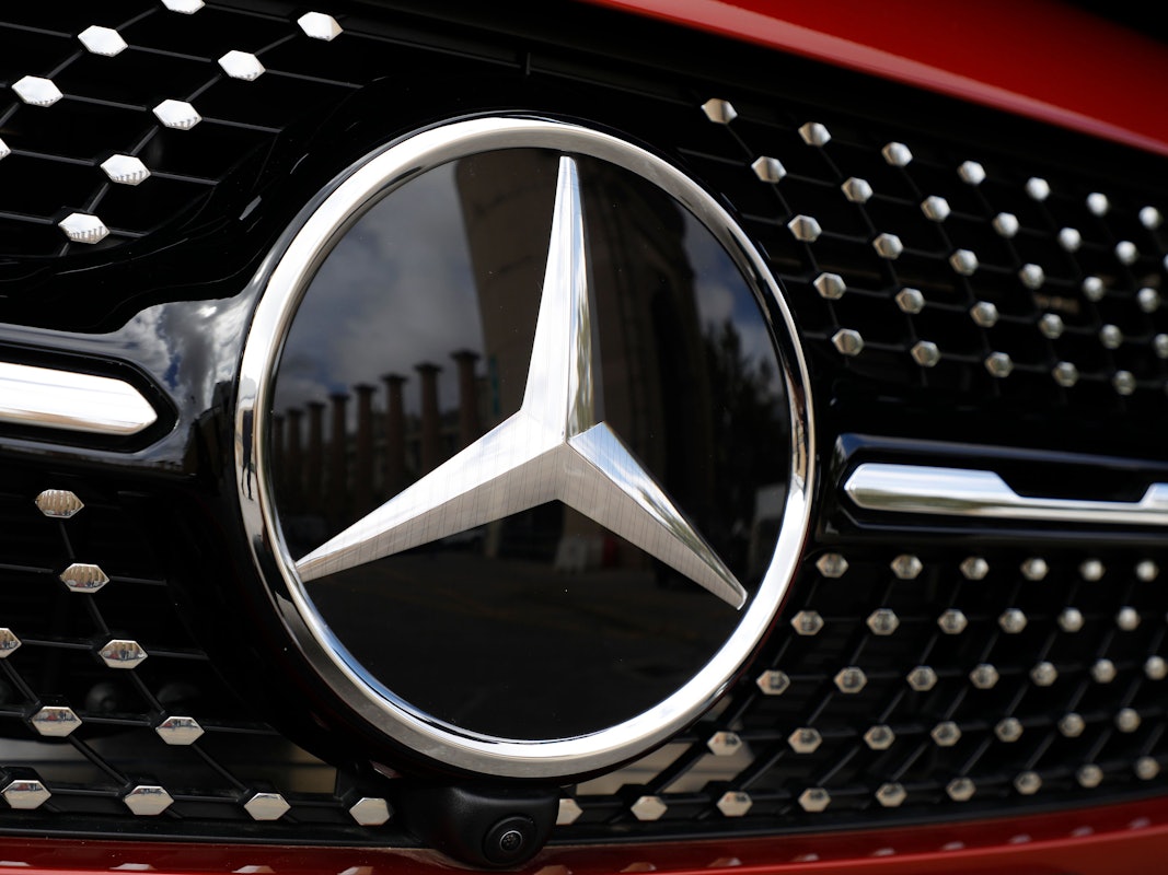 Ein Mercedes-Benz-Stern an einem Fahrzeug auf der „Automobile Barcelona 2021“