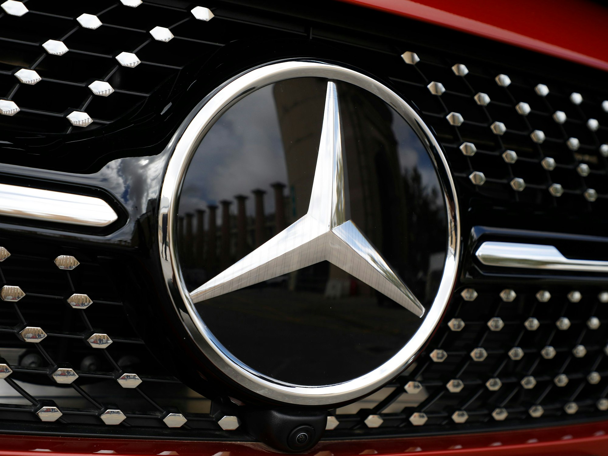 Ein Mercedes-Benz-Stern an einem Fahrzeug auf der „Automobile Barcelona 2021“