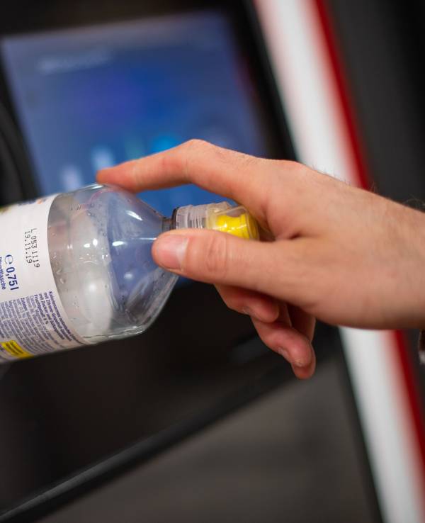Ein Mann steckt eine Pfandflasche in einen Pfandflaschenautomaten in einem Supermarkt (Foto vom 8. April 2019)