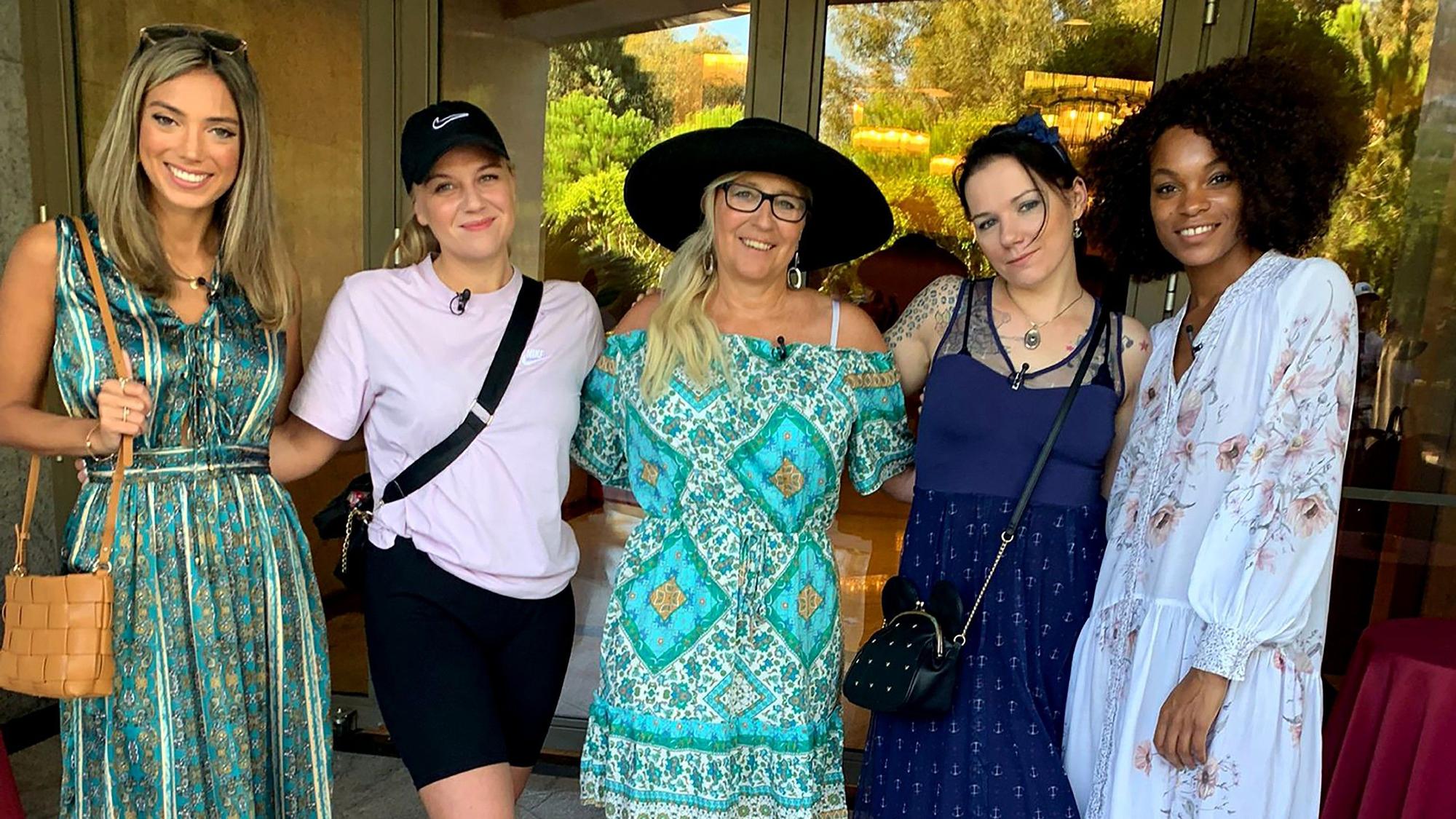 Die Jubiläums-Kandidatinnen Hannah, Dana, Manuela, Melanie und Kemi bei „Shopping Queen“. Hier trägt Kemi noch ihre gewohnte Haarpracht.