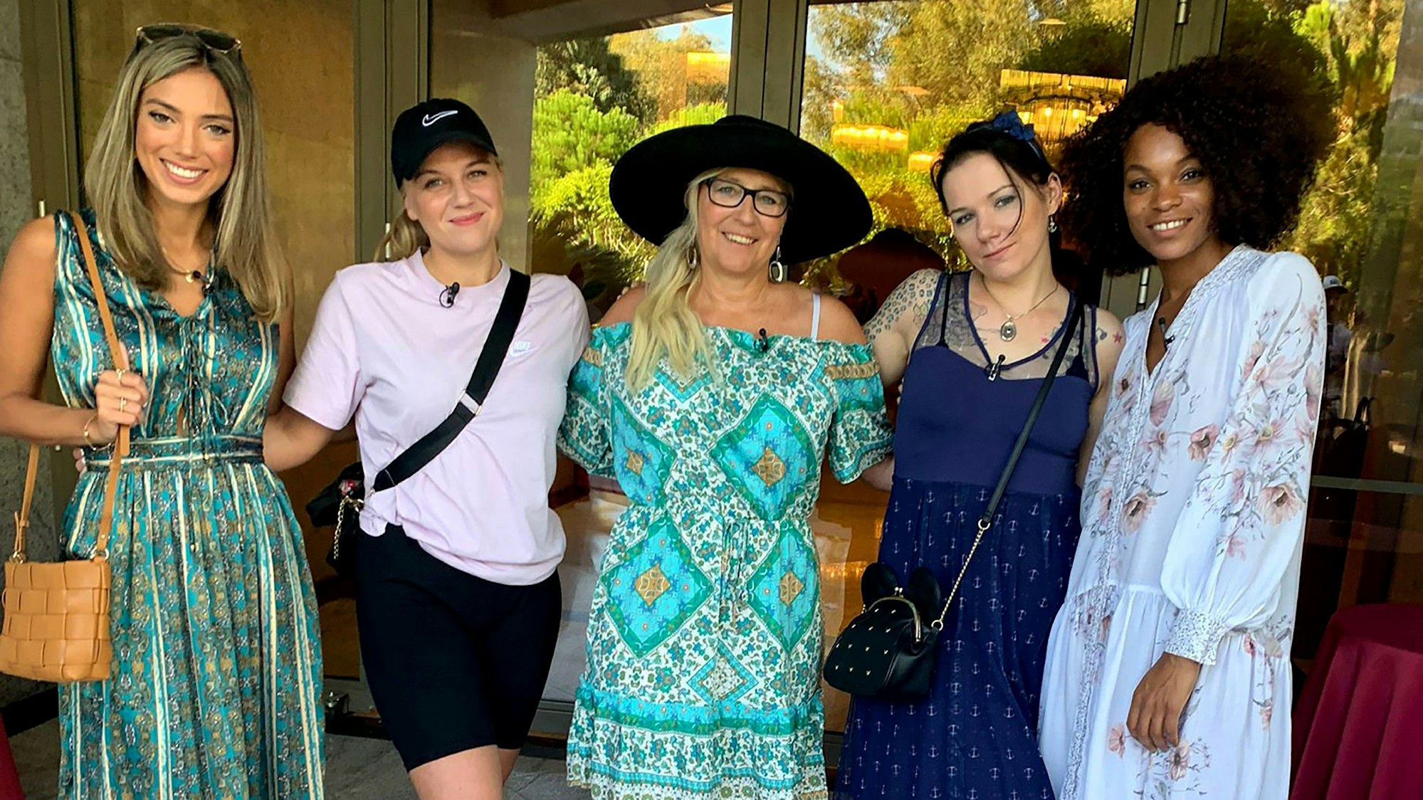 Die Jubiläums-Kandidatinnen Hannah, Dana, Manuela, Melanie und Kemi bei „Shopping Queen“. Hier trägt Kemi noch ihre gewohnte Haarpracht.