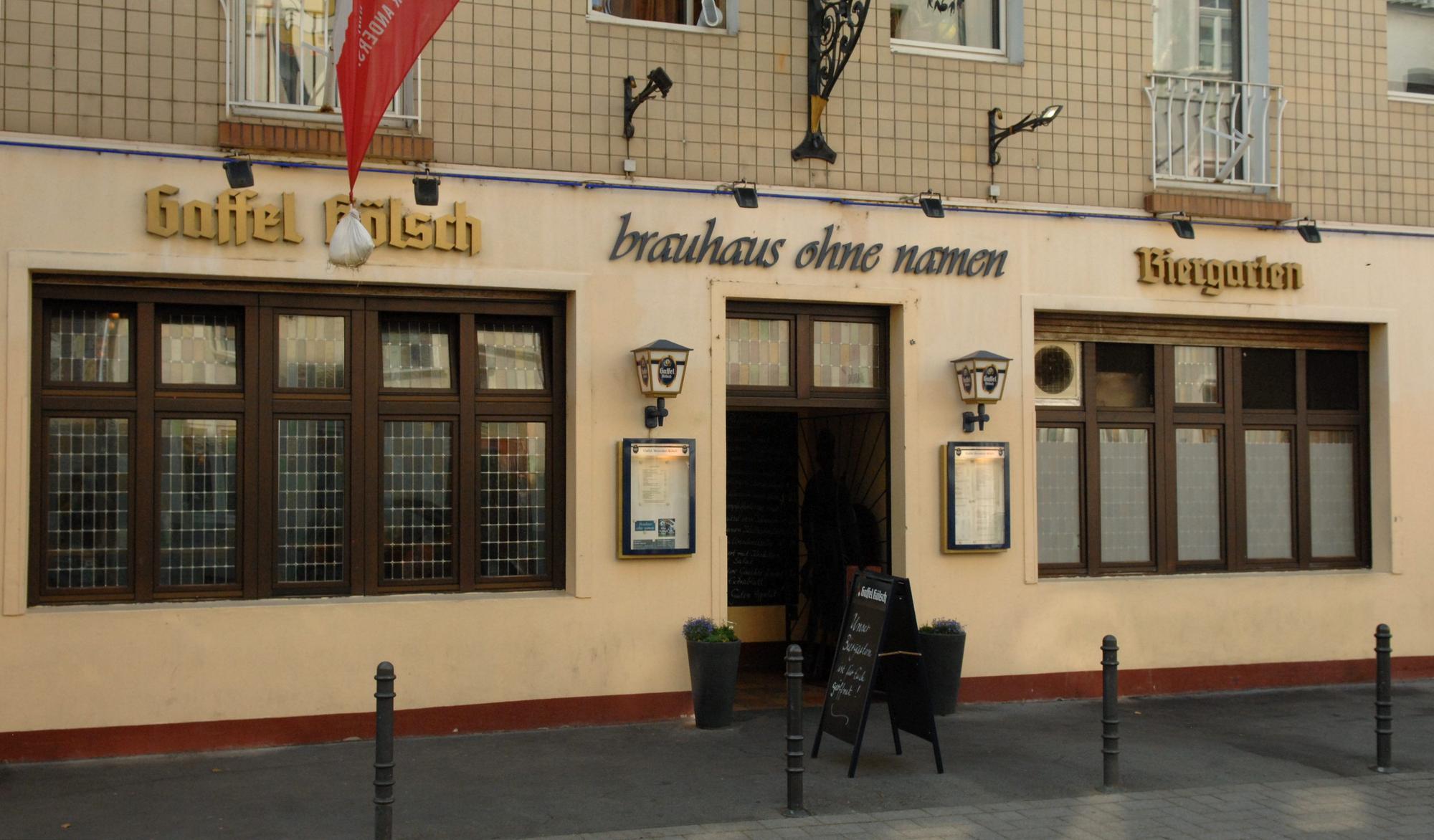 Köln: Lauschiger Platz Brauhaus ohne Namen in Deutz