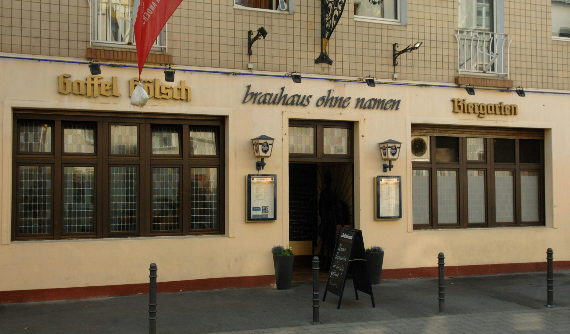 Köln: Lauschiger Platz Brauhaus ohne Namen in Deutz