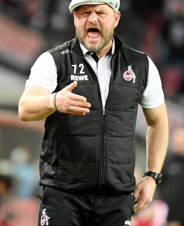 Trainer Steffen Baumgart brüllt Kommandos auf den Platz beim 1. FC Köln.