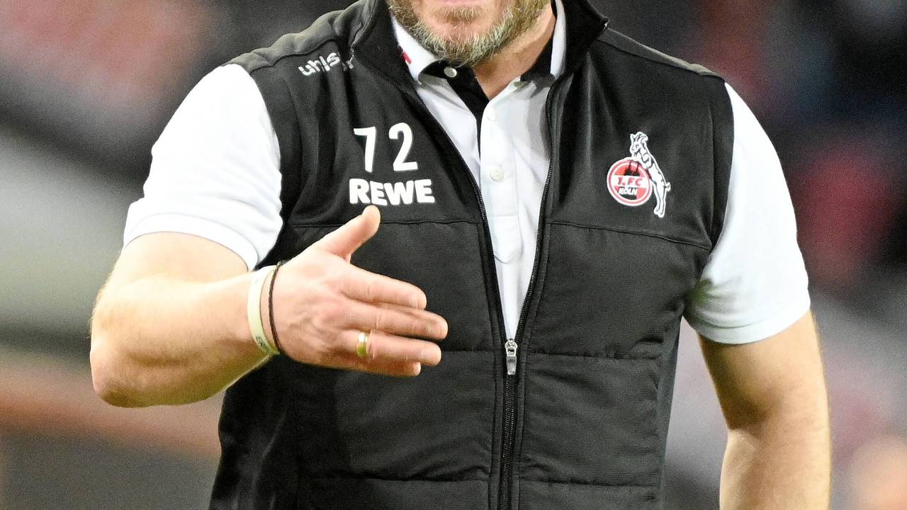 Trainer Steffen Baumgart brüllt Kommandos auf den Platz beim 1. FC Köln.