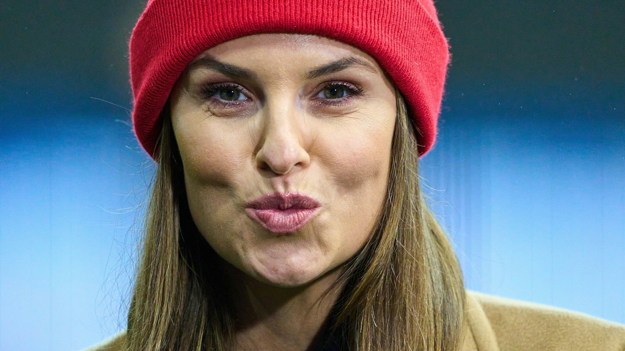 Laura Wontorra lächelt in die Kamera