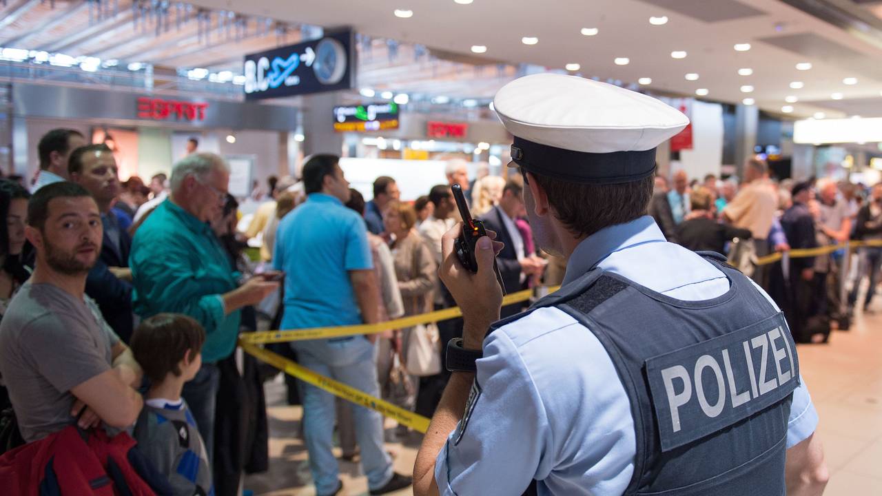 Polizist im Flughafen Köln/Bonn.