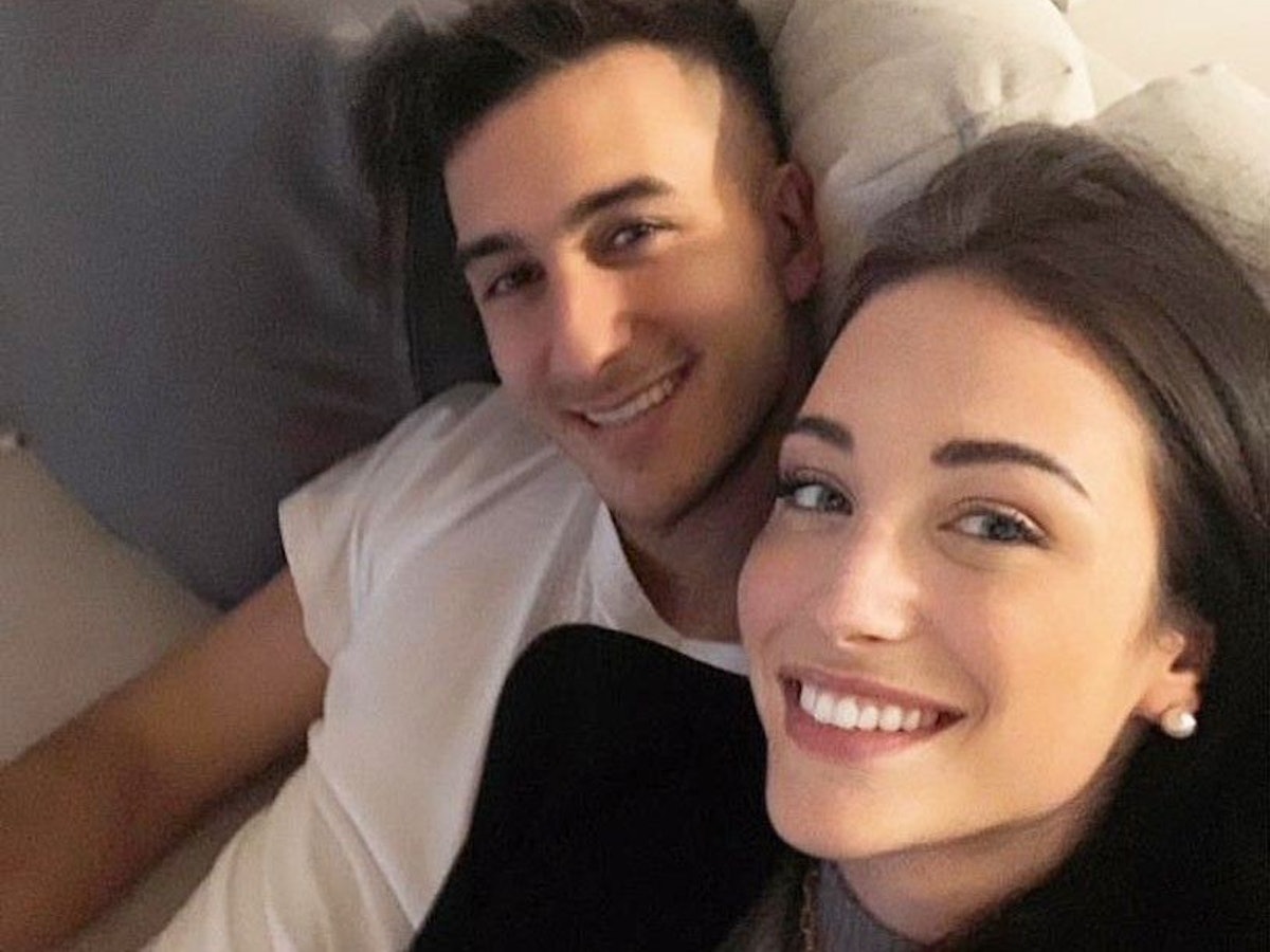Der argentinische Nationalkeeper Juan Musso posiert auf einem Selfie mit Freundin Anna Ariaudo.