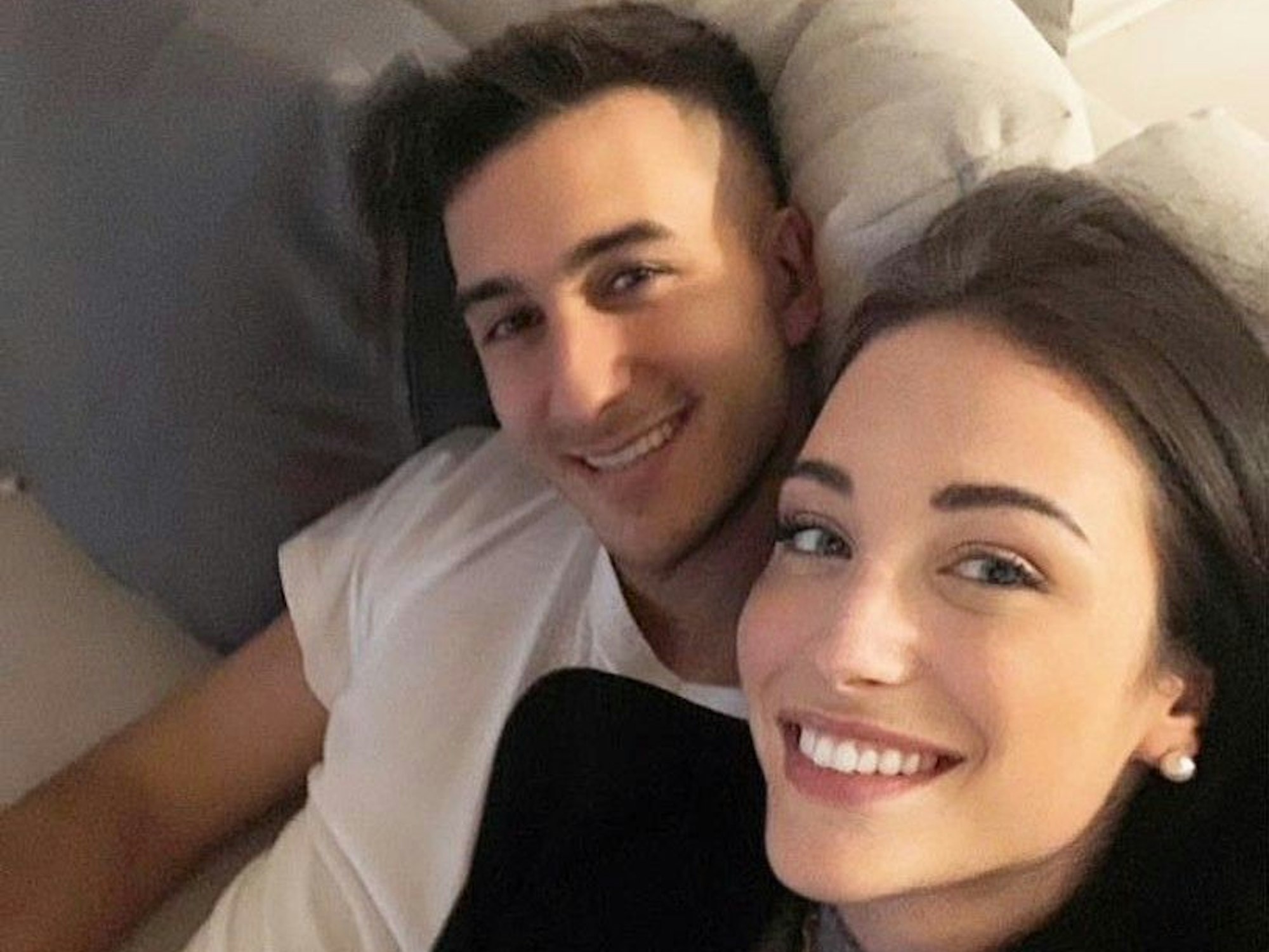 Der argentinische Nationalkeeper Juan Musso posiert auf einem Selfie mit Freundin Anna Ariaudo.