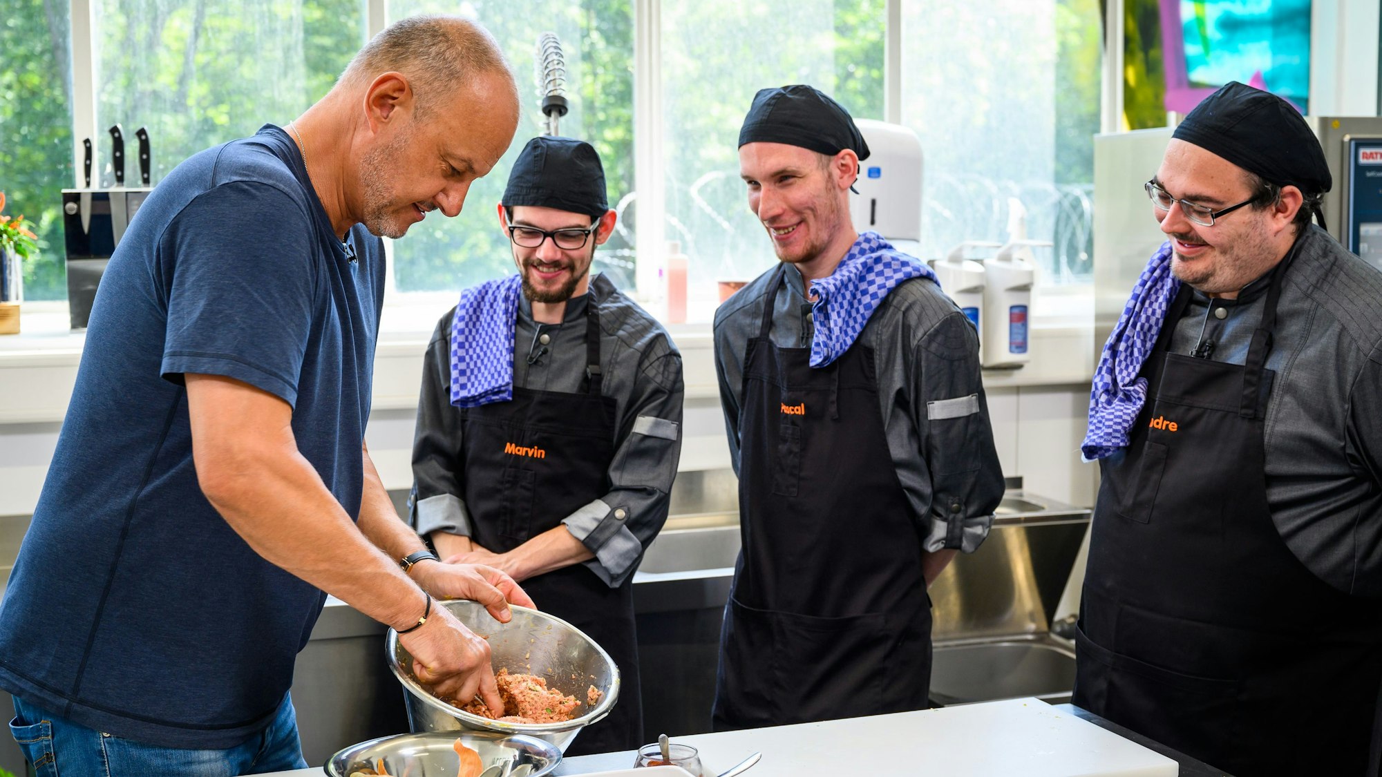 Rosins Heldenküche - Letzte Chance Traumjob (Kabel 1)
(v.l.n.r.) Frank Rosin; Marvin; Pascal; André
Foto: Kabel Eins/Willi Weber
Nur in direktem Zusammenhang zur Show verwenden
